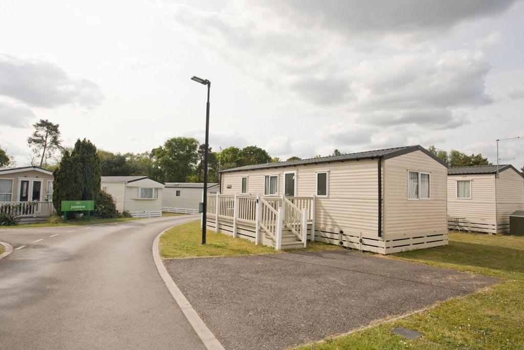 Luxury Holiday Retreat Set Within Oakdene Forest - Park Activities Pass Included Free! 圣伦纳兹 外观 照片