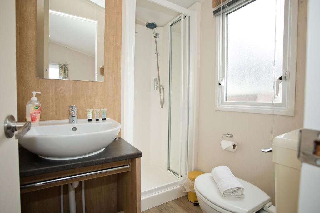 Luxury Holiday Retreat Set Within Oakdene Forest - Park Activities Pass Included Free! 圣伦纳兹 外观 照片